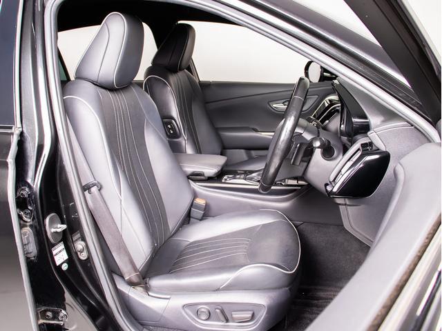 クラウンハイブリッド ＲＳアドバンス　（黒本革シート）（トヨタセーフティパッケージ）シーケンシャルウィンカー　衝突軽減ブレーキ　踏み間違い防止機能　レーダークルーズ　車線逸脱抑制ＬＴＡ　ヘッドアップディスプレイ　４本出しマフラー　ＳＤナビ（31枚目）