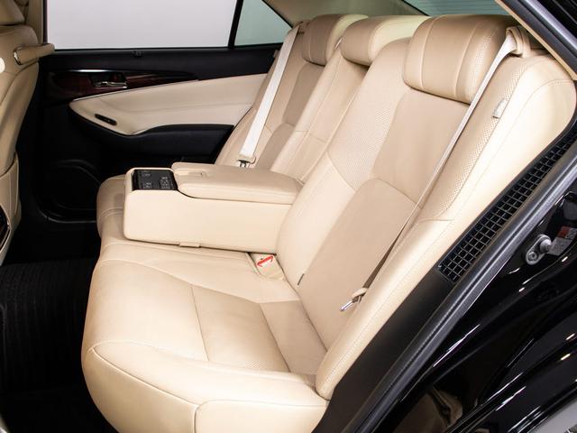 クラウンハイブリッド ロイヤルサルーンＧ　後期型（サンルーフ）（フラクセン本革シート）（クリアランスソナー）ＢＳＭ　シートメモリー　アダプティブハイビーム　エアシート　シート＆ステアリングヒーター　レザーシートＰＫＧ　イージークローザー（7枚目）