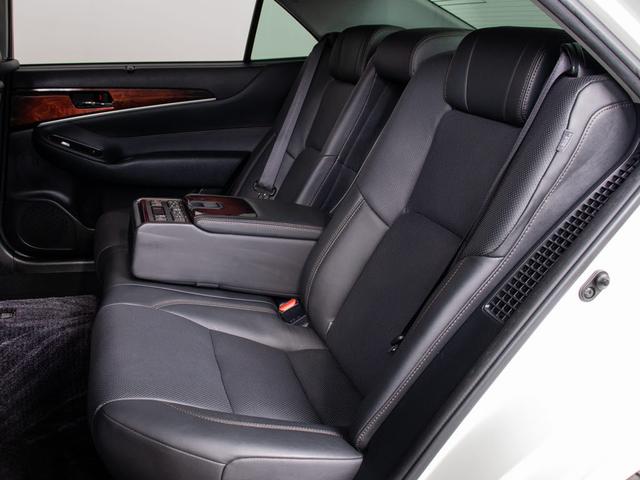 クラウンマジェスタ Fバージョン (禁煙車)(ワンオーナー)(サンルーフ)(黒本革シート)(オプション18インチアルミ)(パノラミックビューモニター)(点検記録簿15枚)衝突軽減ブレーキ 踏み間違い防止機能 BSM Bluetooth(9枚目)