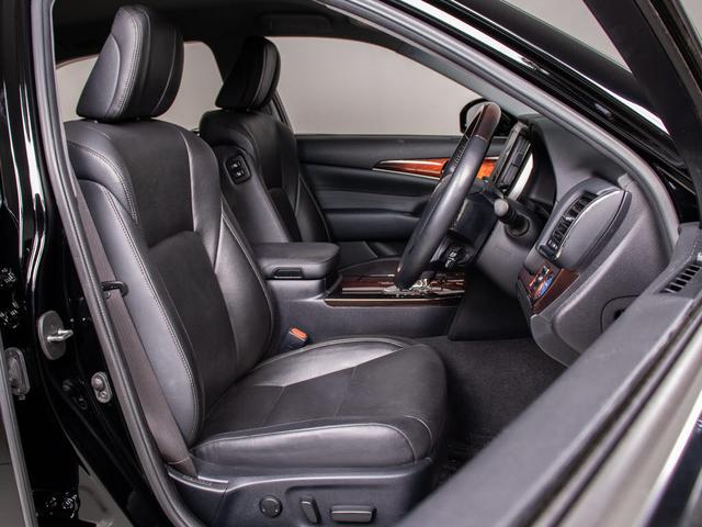 クラウンマジェスタ Fバージョン 「オートサロン出展モデル」(レクサスマンガンラスターカスタム)(禁煙車)(黒本革シート)(フルエアロ)衝突軽減 踏み間違い防止機能 レーダークルーズ BSM イージークローザー 後席VIP仕様(4枚目)