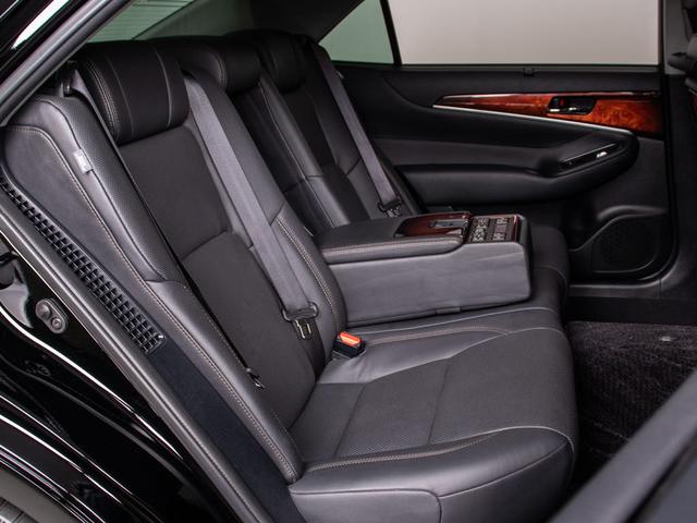 クラウンマジェスタ Fバージョン 「オートサロン出展モデル」(レクサスマンガンラスターカスタム)(禁煙車)(黒本革シート)(フルエアロ)衝突軽減 踏み間違い防止機能 レーダークルーズ BSM イージークローザー 後席VIP仕様(6枚目)