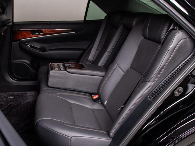 クラウンマジェスタ Fバージョン 「オートサロン出展モデル」(レクサスマンガンラスターカスタム)(禁煙車)(黒本革シート)(フルエアロ)衝突軽減 踏み間違い防止機能 レーダークルーズ BSM イージークローザー 後席VIP仕様(7枚目)