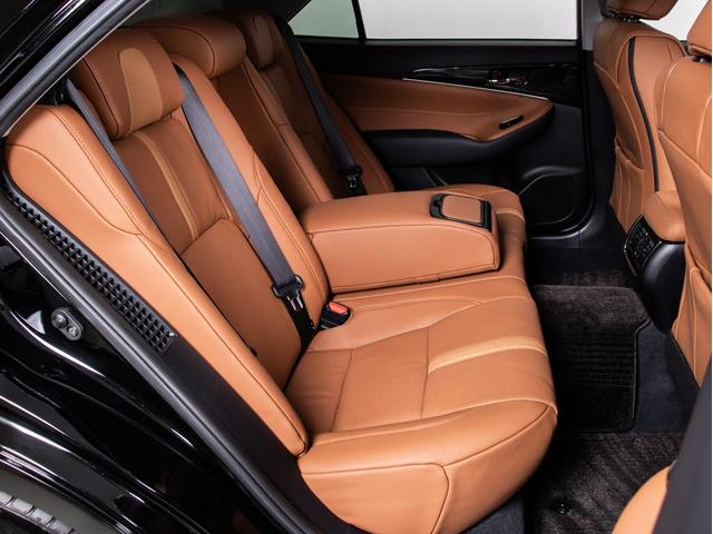 クラウンハイブリッド アスリートＳ　（特注フォーブレザーシート）（新品２０インチアルミホイール）（新品タイヤ）（フルエアロ）（点検記録簿８枚）Ｂｌｕｅｔｏｏｔｈ対応　レギュラーガソリン仕様　シート＆ステアリングヒーター　ＨＤＤマルチナビ（35枚目）