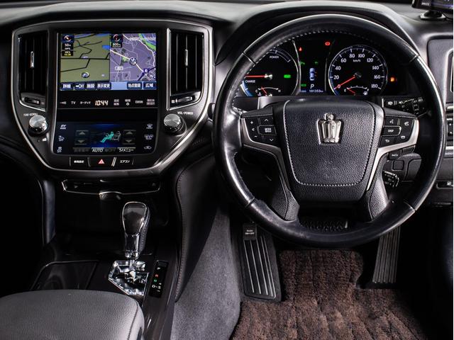 クラウンハイブリッド アスリートＧ　「マンガンラスターカスタム」（サンルーフ）（禁煙車）（ワンオーナー）（黒本革シート）（オプション１８インチアルミ）（パノラミックビューモニター）（フルエアロ）衝突軽減ブレーキ　踏み間違い防止機能（30枚目）