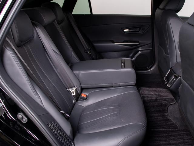 クラウンハイブリッド ＲＳアドバンス　後期型（サンルーフ）（黒本革シート）（パノラミックビューモニター）（セーフティセンス）（デジタルインナーミラー）（フルエアロ）シーケンシャルウィンカー　衝突軽減　踏み間違い防止　車線逸脱抑制ＬＴＡ（39枚目）