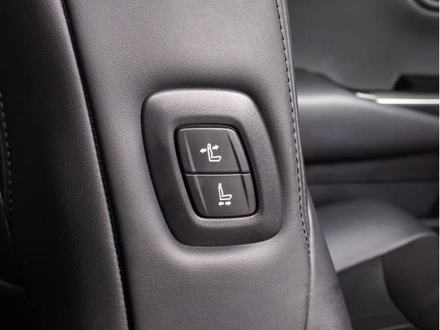 クラウンハイブリッド ＲＳアドバンス　後期型（サンルーフ）（黒本革シート）（パノラミックビューモニター）（セーフティセンス）（デジタルインナーミラー）（フルエアロ）シーケンシャルウィンカー　衝突軽減　踏み間違い防止　車線逸脱抑制ＬＴＡ（40枚目）