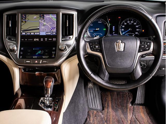 クラウンハイブリッド ロイヤルサルーン　（禁煙車）（フルエアロ）（ベージュ本革シート）（衝突軽減ブレーキ）（踏み間違い防止機能）レーダークルーズ　Ｂｌｕｅｔｏｏｔｈ対応　レギュラーガソリン仕様　シート＆ステアリングヒーター　ＨＤＤマルチナビ（31枚目）