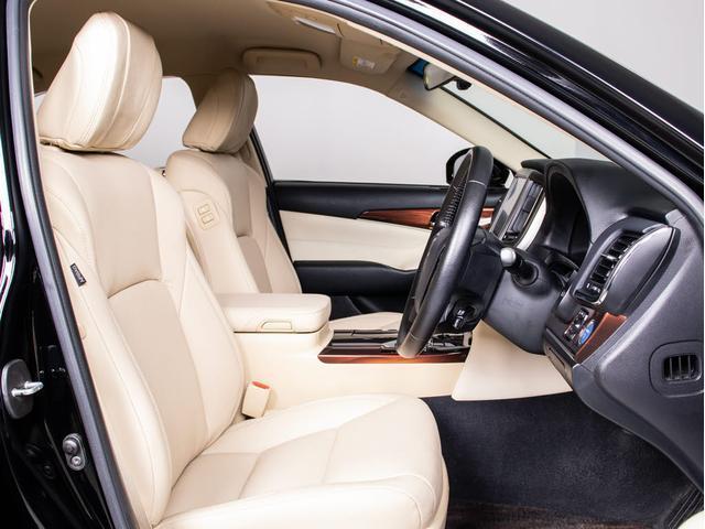 クラウンハイブリッド ロイヤルサルーン　（禁煙車）（フルエアロ）（ベージュ本革シート）（衝突軽減ブレーキ）（踏み間違い防止機能）レーダークルーズ　Ｂｌｕｅｔｏｏｔｈ対応　レギュラーガソリン仕様　シート＆ステアリングヒーター　ＨＤＤマルチナビ（32枚目）