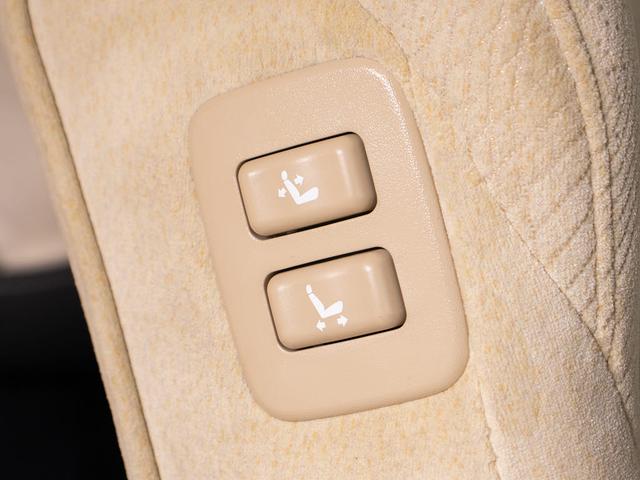 クラウンハイブリッド ロイヤルサルーン　後期型（禁煙車）（フルエアロ）（記録簿８枚）（トヨタセーフティセンス）衝突軽減ブレーキ　踏み間違い防止機能　車線逸脱抑制ＬＤＡ　オートマチックハイビーム　レーダークルーズ　Ｂｌｕｅｔｏｏｔｈ対応（38枚目）