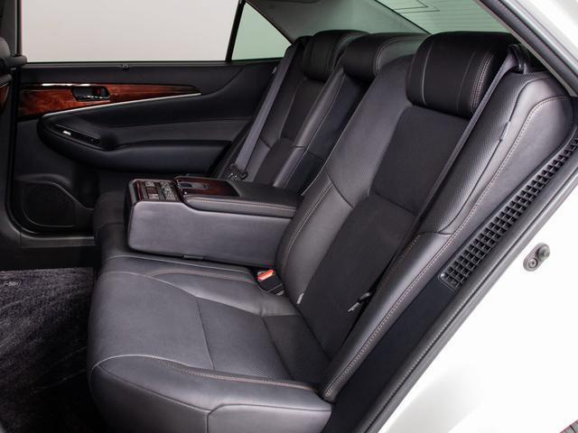 クラウンマジェスタ Ｆバージョン　リアモニター　後期型（黒本革シート）（オプション１８インチアルミ）（フルエアロ）（点検記録簿６枚）衝突軽減ブレーキ　踏み間違い防止機能　レーダークルーズ　ＢＳＭ　イージークローザー　パーキングアシスト（8枚目）