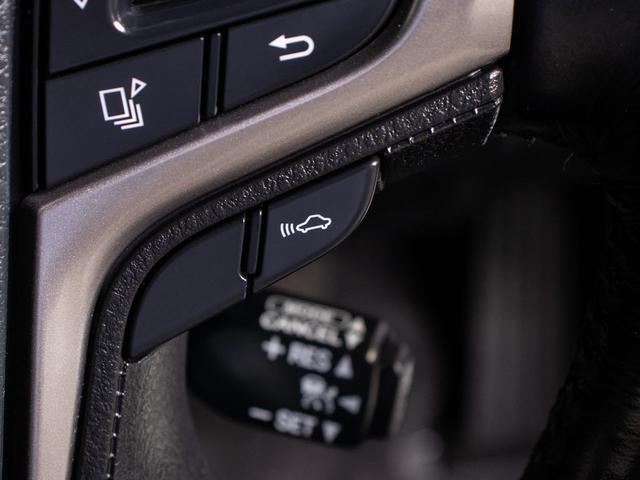 クラウンマジェスタ Ｆバージョン　リアモニター　後期型（黒本革シート）（オプション１８インチアルミ）（フルエアロ）（点検記録簿６枚）衝突軽減ブレーキ　踏み間違い防止機能　レーダークルーズ　ＢＳＭ　イージークローザー　パーキングアシスト（11枚目）