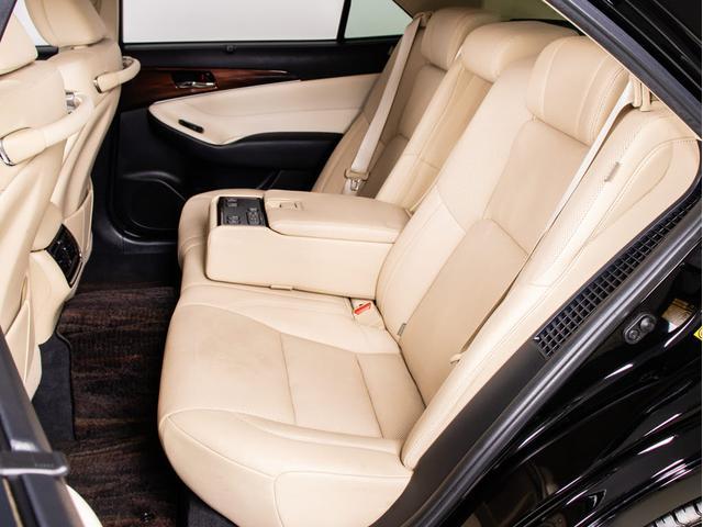 クラウンハイブリッド ロイヤルサルーンG (禁煙車)(パノラミックビューモニター)(フラクセン本革シート)(衝突軽減ブレーキ)(踏み間違い防止機能)レーダークルーズ アダプティブハイビーム 記録簿8枚 Bluetooth対応 エアシート(7枚目)