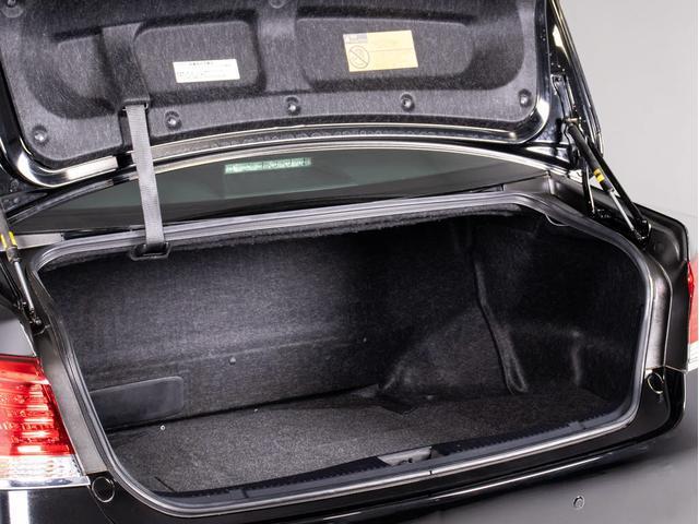 クラウンハイブリッド ロイヤルサルーンG (禁煙車)(パノラミックビューモニター)(フラクセン本革シート)(衝突軽減ブレーキ)(踏み間違い防止機能)レーダークルーズ アダプティブハイビーム 記録簿8枚 Bluetooth対応 エアシート(34枚目)