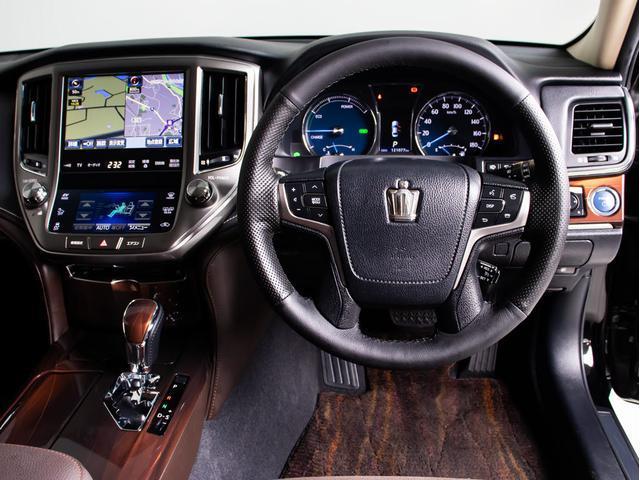 クラウンハイブリッド ロイヤルサルーンＧ　（禁煙車）（トヨタプレミアムサウンド）（オプション１７インチアルミ）（フルエアロ）アダプティブハイビーム　イージークローザー　後席ＶＩＰ　Ｂｌｕｅｔｏｏｔｈ対応　レギュラーガソリン仕様　ＨＤＤマルチ（29枚目）