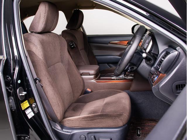 クラウンハイブリッド ロイヤルサルーンＧ　（禁煙車）（トヨタプレミアムサウンド）（オプション１７インチアルミ）（フルエアロ）アダプティブハイビーム　イージークローザー　後席ＶＩＰ　Ｂｌｕｅｔｏｏｔｈ対応　レギュラーガソリン仕様　ＨＤＤマルチ（30枚目）