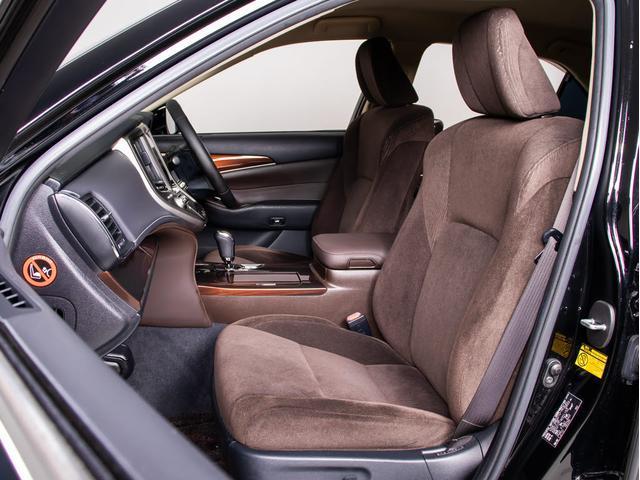 クラウンハイブリッド ロイヤルサルーンＧ　（禁煙車）（トヨタプレミアムサウンド）（オプション１７インチアルミ）（フルエアロ）アダプティブハイビーム　イージークローザー　後席ＶＩＰ　Ｂｌｕｅｔｏｏｔｈ対応　レギュラーガソリン仕様　ＨＤＤマルチ（31枚目）