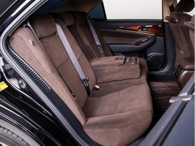 クラウンハイブリッド ロイヤルサルーンＧ　（禁煙車）（トヨタプレミアムサウンド）（オプション１７インチアルミ）（フルエアロ）アダプティブハイビーム　イージークローザー　後席ＶＩＰ　Ｂｌｕｅｔｏｏｔｈ対応　レギュラーガソリン仕様　ＨＤＤマルチ（32枚目）