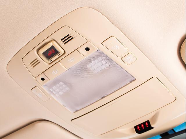 クラウンハイブリッド ロイヤルサルーンＧ　（禁煙車）（トヨタプレミアムサウンド）（オプション１７インチアルミ）（フルエアロ）アダプティブハイビーム　イージークローザー　後席ＶＩＰ　Ｂｌｕｅｔｏｏｔｈ対応　レギュラーガソリン仕様　ＨＤＤマルチ（42枚目）