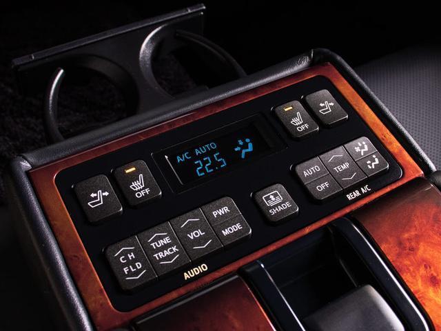 クラウンマジェスタ Ｆバージョン　後期型（禁煙車）（黒本革シート）（オプション１８インチアルミ）（新品タイヤ）（フルエアロ）（点検記録簿９枚）衝突軽減ブレーキ　踏み間違い防止機能　レーダークルーズ　ＢＳＭ　アダプティブハイビーム（8枚目）