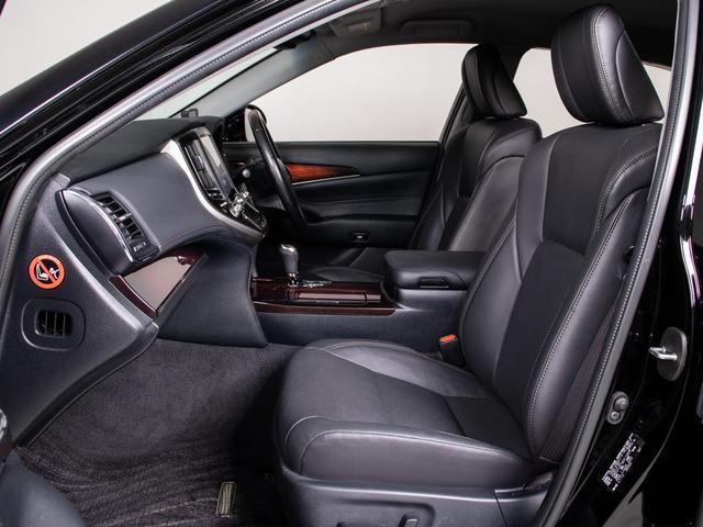 クラウンマジェスタ Ｆバージョン　後期型（禁煙車）（黒本革シート）（オプション１８インチアルミ）（新品タイヤ）（フルエアロ）（点検記録簿９枚）衝突軽減ブレーキ　踏み間違い防止機能　レーダークルーズ　ＢＳＭ　アダプティブハイビーム（33枚目）