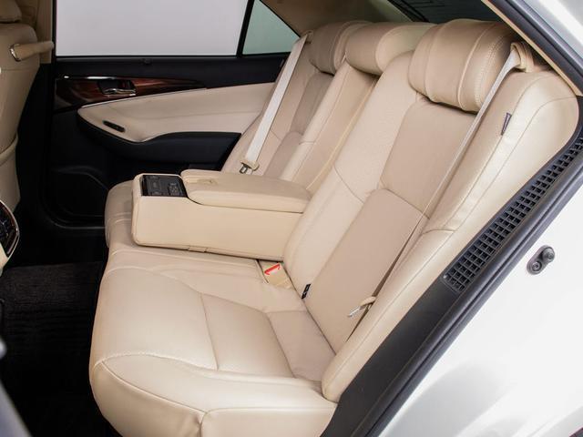 クラウンハイブリッド ロイヤルサルーンG (ベージュ本革シート)(オプション17インチアルミ) アダプティブハイビーム シートメモリー シート&ステアリングヒーター Bluetooth レギュラーガソリン仕様 HDDマルチ(7枚目)