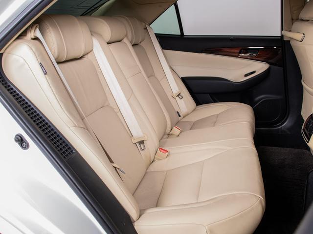 クラウンハイブリッド ロイヤルサルーンG (ベージュ本革シート)(オプション17インチアルミ) アダプティブハイビーム シートメモリー シート&ステアリングヒーター Bluetooth レギュラーガソリン仕様 HDDマルチ(35枚目)