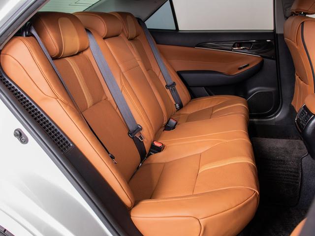 クラウンハイブリッド アスリートＳ　オートサロン出展モデル（禁煙車）（特注フォーブレザーシート）（２０インチアルミ）（フルエアロ）（レクサスパール＆ルーフブラックカスタム）衝突軽減ブレーキ　踏み間違い防止機能　　Ｂｌｕｅｔｏｏｔｈ対応（36枚目）