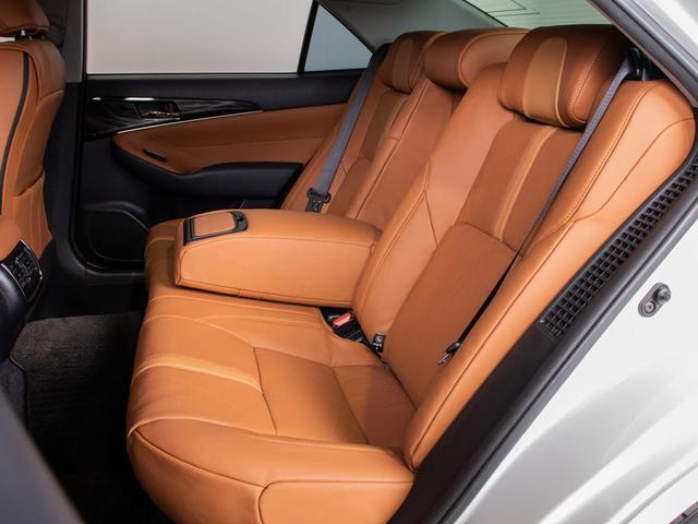 クラウンハイブリッド アスリートＳ　オートサロン出展モデル（禁煙車）（特注フォーブレザーシート）（２０インチアルミ）（フルエアロ）（レクサスパール＆ルーフブラックカスタム）衝突軽減ブレーキ　踏み間違い防止機能　　Ｂｌｕｅｔｏｏｔｈ対応（37枚目）