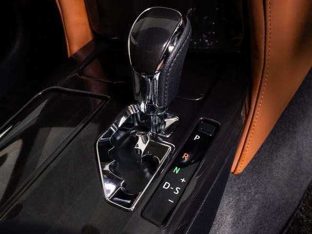 クラウンハイブリッド アスリートＳ　オートサロン出展モデル（禁煙車）（特注フォーブレザーシート）（２０インチアルミ）（フルエアロ）（レクサスパール＆ルーフブラックカスタム）衝突軽減ブレーキ　踏み間違い防止機能　　Ｂｌｕｅｔｏｏｔｈ対応（39枚目）