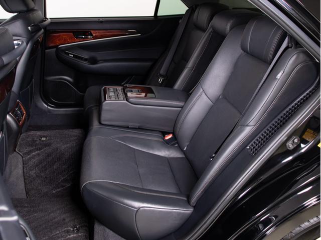 クラウンマジェスタ Ｆバージョン　（黒本革シート）（オプション１８インチアルミ）（フルエアロ）（衝突軽減ブレーキ）（踏み間違い防止機能）レーダークルーズ　ＢＳＭ　イージークローザー　後席ＶＩＰ仕様　Ｂｌｕｅｔｏｏｔｈ対応　ＨＤＤマルチ（7枚目）