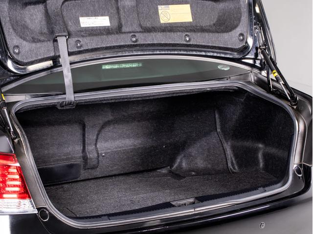 クラウンマジェスタ Ｆバージョン　（黒本革シート）（オプション１８インチアルミ）（フルエアロ）（衝突軽減ブレーキ）（踏み間違い防止機能）レーダークルーズ　ＢＳＭ　イージークローザー　後席ＶＩＰ仕様　Ｂｌｕｅｔｏｏｔｈ対応　ＨＤＤマルチ（31枚目）