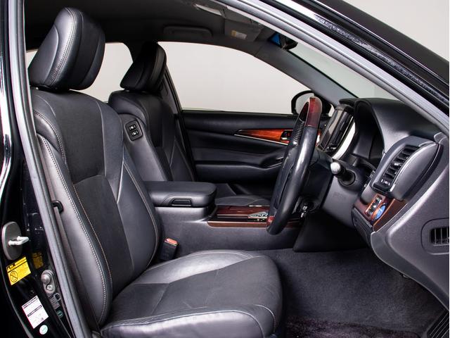 クラウンマジェスタ Ｆバージョン　（黒本革シート）（オプション１８インチアルミ）（フルエアロ）（衝突軽減ブレーキ）（踏み間違い防止機能）レーダークルーズ　ＢＳＭ　イージークローザー　後席ＶＩＰ仕様　Ｂｌｕｅｔｏｏｔｈ対応　ＨＤＤマルチ（34枚目）