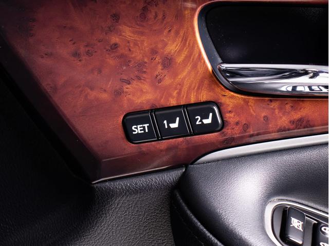 クラウンマジェスタ Ｆバージョン　（黒本革シート）（オプション１８インチアルミ）（フルエアロ）（衝突軽減ブレーキ）（踏み間違い防止機能）レーダークルーズ　ＢＳＭ　イージークローザー　後席ＶＩＰ仕様　Ｂｌｕｅｔｏｏｔｈ対応　ＨＤＤマルチ（38枚目）