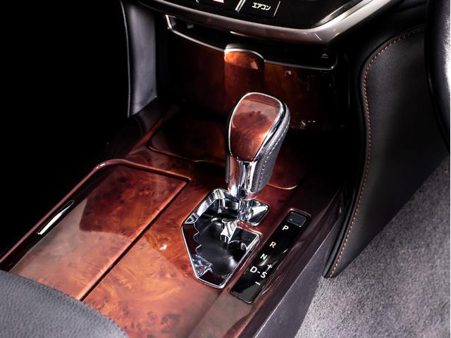 クラウンマジェスタ Ｆバージョン　（黒本革シート）（オプション１８インチアルミ）（フルエアロ）（衝突軽減ブレーキ）（踏み間違い防止機能）レーダークルーズ　ＢＳＭ　イージークローザー　後席ＶＩＰ仕様　Ｂｌｕｅｔｏｏｔｈ対応　ＨＤＤマルチ（39枚目）