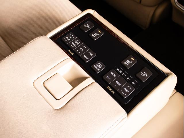 クラウンハイブリッド ロイヤルサルーンＧ　後期（禁煙車）（フラクセン本革シート）（トヨタセーフティセンス）（リヤコンフォートパッケージ）衝突軽減ブレーキ　車線逸脱抑制ＬＤＡ　レーダークルーズ　ＢＳＭ　アダプティブハイビーム　Ｂｌｕｅｔｏｏｔｈ（7枚目）