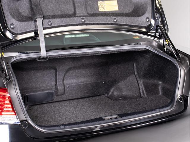 クラウンハイブリッド ロイヤルサルーンＧ　後期（禁煙車）（フラクセン本革シート）（トヨタセーフティセンス）（リヤコンフォートパッケージ）衝突軽減ブレーキ　車線逸脱抑制ＬＤＡ　レーダークルーズ　ＢＳＭ　アダプティブハイビーム　Ｂｌｕｅｔｏｏｔｈ（32枚目）