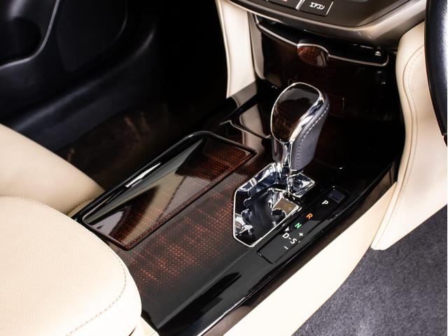 クラウンハイブリッド ロイヤルサルーンＧ　後期（禁煙車）（フラクセン本革シート）（トヨタセーフティセンス）（リヤコンフォートパッケージ）衝突軽減ブレーキ　車線逸脱抑制ＬＤＡ　レーダークルーズ　ＢＳＭ　アダプティブハイビーム　Ｂｌｕｅｔｏｏｔｈ（42枚目）