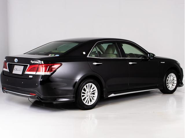 クラウンハイブリッド ロイヤルサルーン　後期型（禁煙車）（本革シート）（フルエアロ）（点検記録簿７枚）（衝突軽減ブレーキ）（踏み間違い防止機能）レーダークルーズ　レギュラーガソリン仕様　Ｂｌｕｅｔｏｏｔｈ対応　ＳＤマルチ　アドバンストＰＫＧ（18枚目）