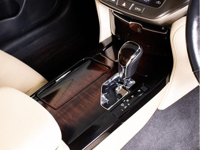 クラウンハイブリッド ロイヤルサルーン　後期型（禁煙車）（本革シート）（フルエアロ）（点検記録簿７枚）（衝突軽減ブレーキ）（踏み間違い防止機能）レーダークルーズ　レギュラーガソリン仕様　Ｂｌｕｅｔｏｏｔｈ対応　ＳＤマルチ　アドバンストＰＫＧ（43枚目）