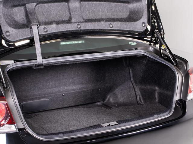 クラウンハイブリッド アスリートＳ　後期型（禁煙車）（黒本革シート）（オプション１８インチアルミホイール）（フルエアロ）ＳＤナビ　Ｂｌｕｅｔｏｏｔｈ対応　レギュラーガソリン仕様　シートヒーター　ステアリングヒーター　スパッタリングアルミ（31枚目）