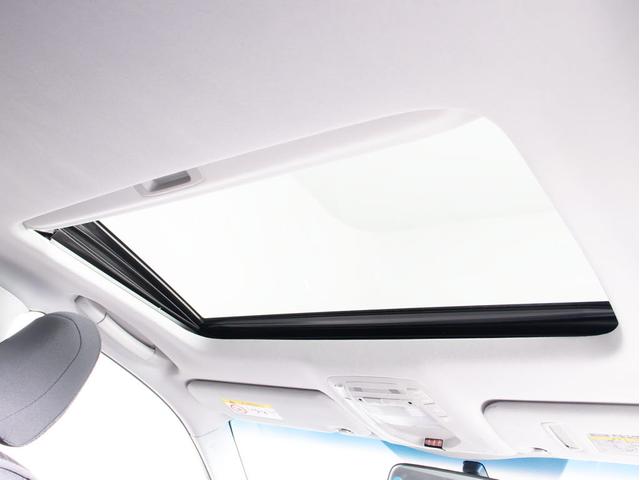 人気装備のサンルーフが付いています！上下チルトに前後スライド機能が付いていますので、様々なドライブシーンで活躍してくれます！！開放感ある車内空間は気持ちがいいですよ！是非体感してみて下さい！