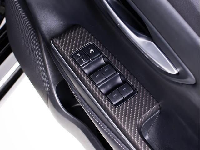 クラウンハイブリッド ＲＳアドバンス　（サンルーフ）（黒本革シート）（パノラミックビューモニター）（フルエアロ）（トヨタセーフティセンス）衝突軽減ブレーキ　踏み間違い防止機能　車線逸脱抑制ＬＴＡ　シーケンシャルウィンカー　ＢＳＭ　ＳＤナビ（44枚目）