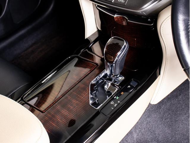 クラウンハイブリッド ロイヤルサルーン　後期型（トヨタセーフティセンス）（フルエアロ）（レイズ２０インチアルミ）（衝突軽減ブレーキ）（踏み間違い防止機能）（車線逸脱抑制ＬＤＡ）レーダークルーズ　オートマチックハイビーム　Ｂｌｕｅｔｏｏｔｈ（42枚目）