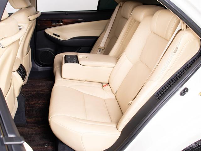 クラウンハイブリッド ロイヤルサルーンＧ　（サンルーフ）（フラクセン本革シート）（パノラミックビューモニタ）（オプション１７ＡＷ）（新品タイヤ）（衝突軽減）（踏み間違い防止機能）レーダークルーズ　アダプティブハイビーム　アダプティブハイビーム（9枚目）