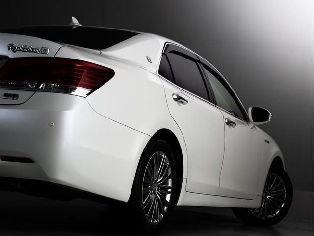 クラウンハイブリッド ロイヤルサルーンＧ　（サンルーフ）（フラクセン本革シート）（パノラミックビューモニタ）（オプション１７ＡＷ）（新品タイヤ）（衝突軽減）（踏み間違い防止機能）レーダークルーズ　アダプティブハイビーム　アダプティブハイビーム（28枚目）