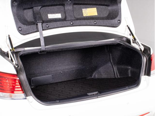 クラウンハイブリッド ロイヤルサルーンＧ　（サンルーフ）（フラクセン本革シート）（パノラミックビューモニタ）（オプション１７ＡＷ）（新品タイヤ）（衝突軽減）（踏み間違い防止機能）レーダークルーズ　アダプティブハイビーム　アダプティブハイビーム（32枚目）