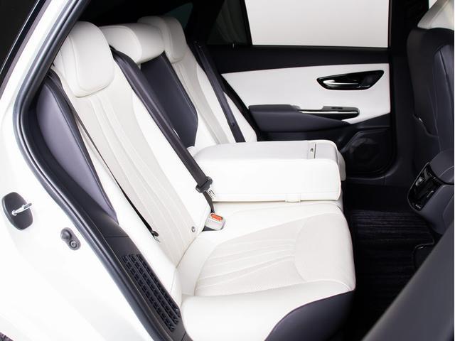 クラウンハイブリッド ＲＳアドバンス　（サンルーフ）（白本革シート）（パノラミックビューモニター）（フルエアロ）デジタルインナーミラー　シーケンシャルウィンカー　セーフティＰＫＧ＋　パーキングアシスト　衝突軽減　踏み間違い防止機能（33枚目）