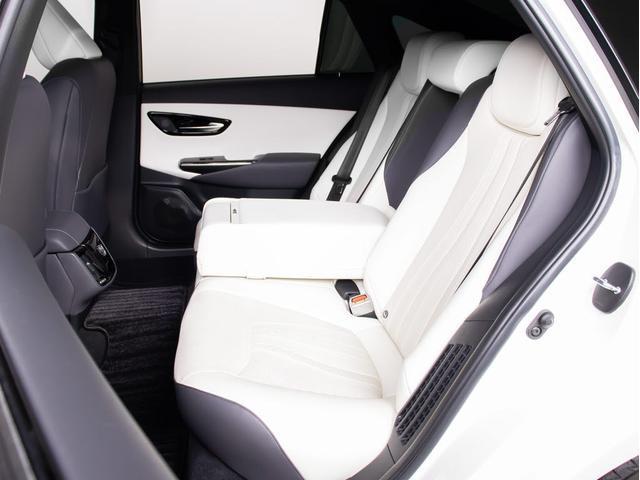 クラウンハイブリッド ＲＳアドバンス　（サンルーフ）（白本革シート）（パノラミックビューモニター）（フルエアロ）デジタルインナーミラー　シーケンシャルウィンカー　セーフティＰＫＧ＋　パーキングアシスト　衝突軽減　踏み間違い防止機能（34枚目）