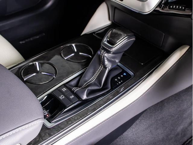 クラウンハイブリッド ＲＳアドバンス　（サンルーフ）（白本革シート）（パノラミックビューモニター）（フルエアロ）デジタルインナーミラー　シーケンシャルウィンカー　セーフティＰＫＧ＋　パーキングアシスト　衝突軽減　踏み間違い防止機能（38枚目）