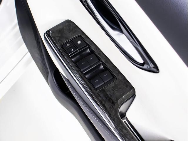 クラウンハイブリッド ＲＳアドバンス　（サンルーフ）（白本革シート）（パノラミックビューモニター）（フルエアロ）デジタルインナーミラー　シーケンシャルウィンカー　セーフティＰＫＧ＋　パーキングアシスト　衝突軽減　踏み間違い防止機能（39枚目）